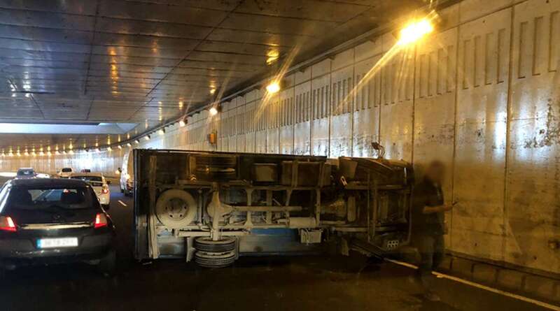 Imagen del camión que este mediodía ha volcado en el interior del túnel Julio Luengo (Foto TA)