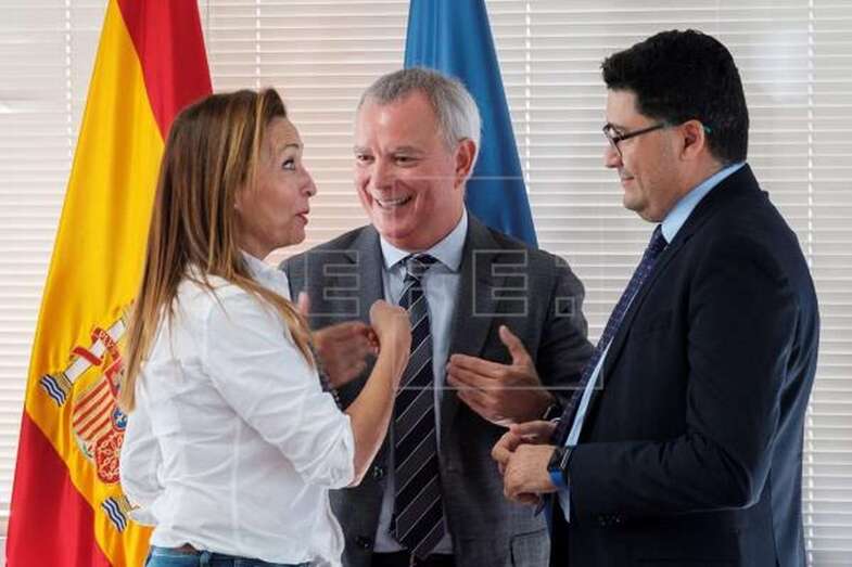 El consejero Sebastián Franquis (c) charla con la alcaldesa María del Carmen Rosario Godoy y con el vicepresidente grancanario Miguel Angel Pérez (Foto Efe / Ángel Medina)