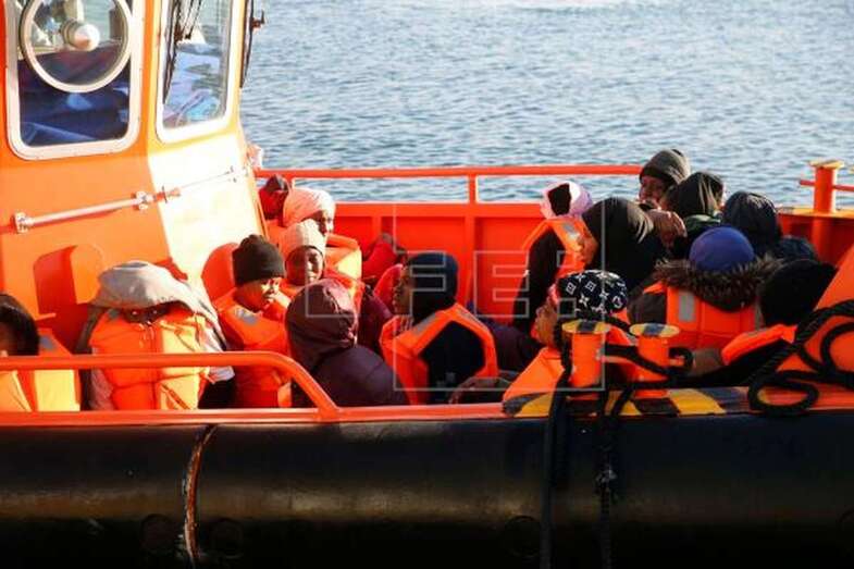 Imagen de archivo de una embarcación de Salvamento Marítimo con un grupo de inmigrantes llegando a Gran Canaria (Foto Efe / Elvira Urquijo A.)