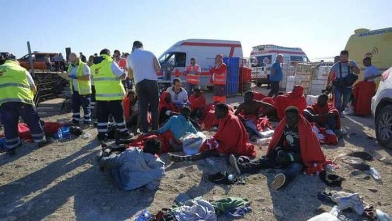 Una patera con 27 personas a bordo (18 varones, ocho mujeres y una niña) ha llegado a la playa de El Burrero (Foto EFE/Ángel Medina)