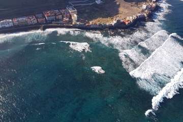  Un monotomor con dos pasajeros ameriza en la costa norte de Gran Canaria (Foto TA)