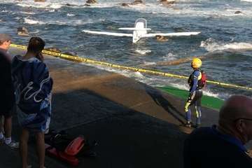  Un monotomor con dos pasajeros ameriza en la costa norte de Gran Canaria (Foto TA)