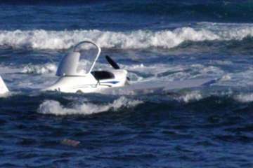 Un monotomor con dos pasajeros ameriza en la costa norte de Gran Canaria (Foto TA)