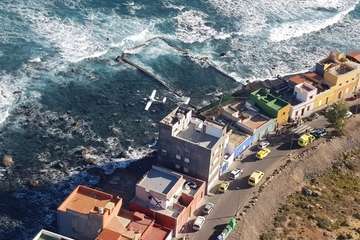  Un monotomor con dos pasajeros ameriza en la costa norte de Gran Canaria (Foto TA)