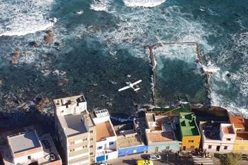  Un monotomor con dos pasajeros ameriza en la costa norte de Gran Canaria (Foto TA)