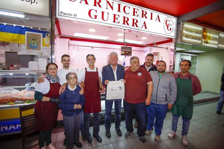 El concejal Pedro Quevedo, en el Mercado de Altavista (Foto TA)