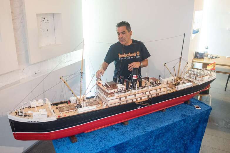 El artesano José Cáceres, junto a la maqueta del Valbanera (Foto TA)