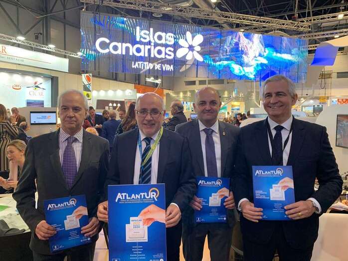 Antonio Morales, segundo por la izquierda, en Fitur (Foto TA)