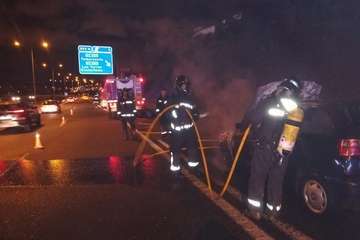 Un vehículo se incendia en la GC-3, a la altura de Tamaraceite (Foto TA)