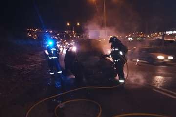 Un vehículo se incendia en la GC-3, a la altura de Tamaraceite (Foto TA)