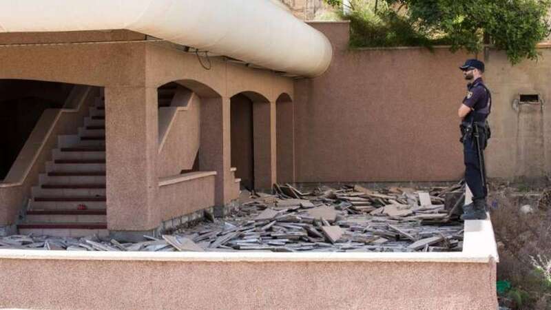 Agente de la Policía Nacional en el exterior del inmueble donde fue localizado el cuerpo sin vida de un hombre con signos de violencia (Foto C7)