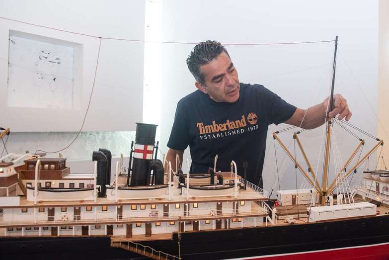 Cáceres ha vendido casi todas sus creaciones mostradas en la sala de la Fedac (Foto TA)