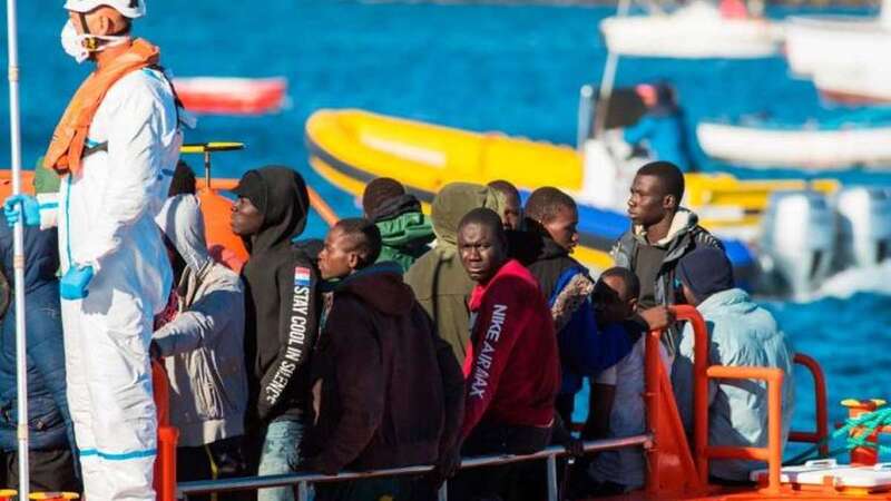 Inmigrantes en una embarcación de Salvamento Marítimo (Foto TA)