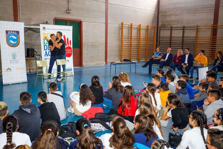 Imagen del acto en el centro de enseñanza Simón Pérez (Foto TA)