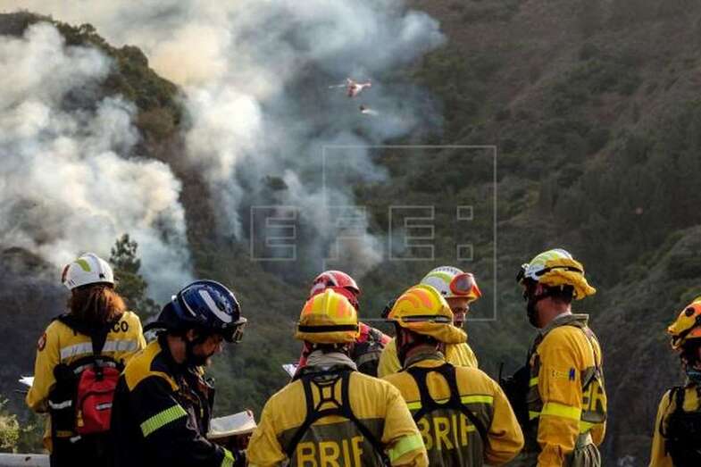 Valleseco ardiendo en la primera jornada del incendio (Foto EFE /Angel Medina)