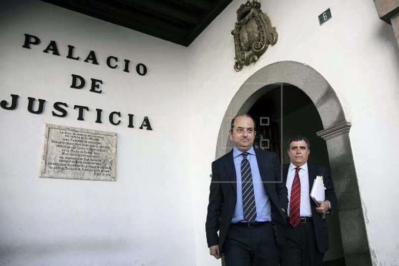 Foto de archivo de 2013 del entonces alcalde de Las Palmas de Gran Canaria, Juan José Cardona, saliendo de declarar como testigo por los presuntos delitos que denunció en a gestión de Emalsa (Foto EFE / Ángel Medina G.)