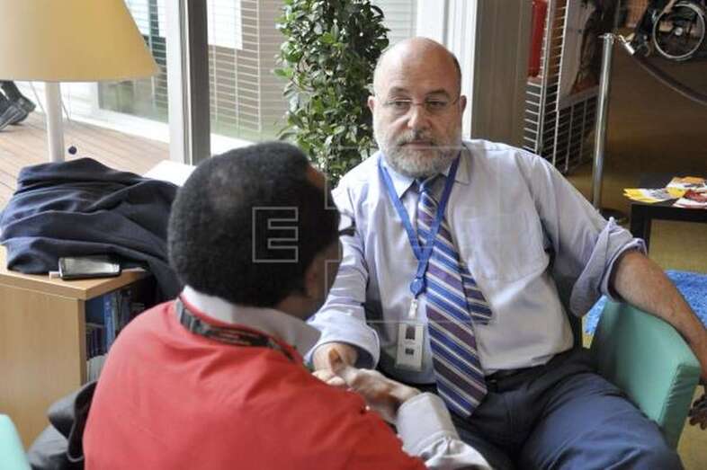 Arcadio Díaz Tejera conversa con un refugiado congoleño en Estrasburgo durante su etapa como representante del Consejo General del Poder Judicial ante el Consejo de Europa (Foto EFE / Javier Aguilar)