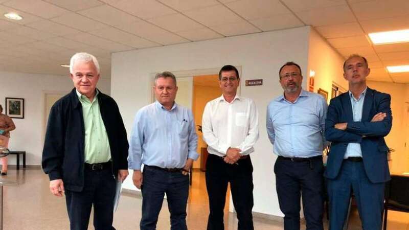 Dirigentes de las dos formaciones políticas, antes del anuncio oficial del acuerdo en Santa Lucía de Tirajana (Foto Canarias7 / Borja Suárez)
