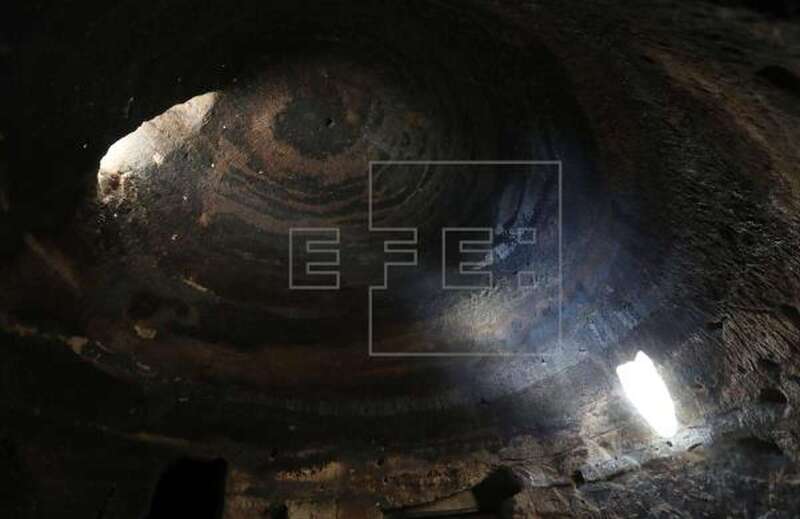 Cúpula de una las cuevas artificiales del yacimiento prehispánico de Risco Caído (Foto EFE / Elvira Urquijo A.)