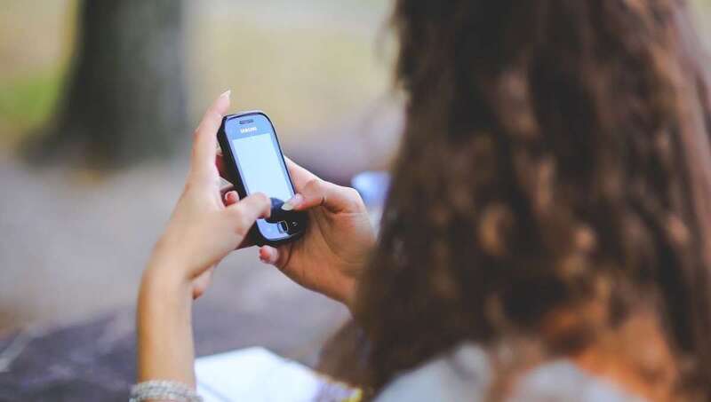 Imagen de archivo de una adolescente con un móvil (Foto Pixabay?