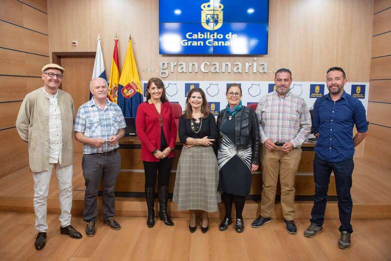 La consejera Inés Miranda y la gerente de la Fedac, Águeda Hernández, dieron la bienvenida a los nuevos artesanos (Foto TA)