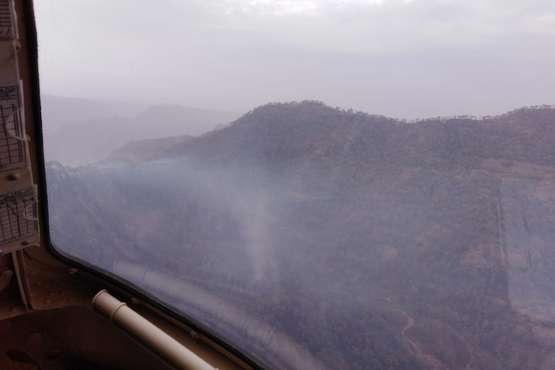Imágenes del incendio de Tasarte desde el helicóptero del GES que ha podido intervenir este lunes al mejorar las condiciones meteorológicas (Foto TA)