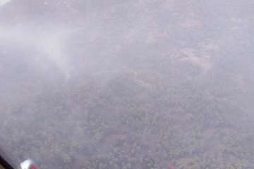 Imágenes del incendio de Tasarte desde el helicóptero del GES que ha podido intervenir este lunes al mejorar las condiciones meteorológicas (Foto TA)