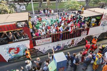 La Cabalgata del Carnaval llena de mascaritas las calles de la capital (Foto TA y Acfi Press)