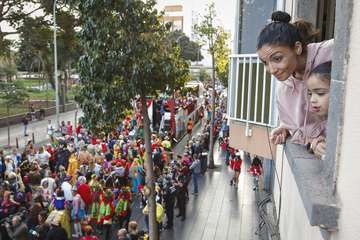 La Cabalgata del Carnaval llena de mascaritas las calles de la capital (Foto TA y Acfi Press)