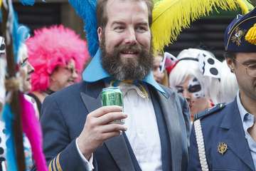 La Cabalgata del Carnaval llena de mascaritas las calles de la capital (Foto TA y Acfi Press)