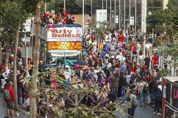 La Cabalgata del Carnaval llena de mascaritas las calles de la capital (Foto TA y Acfi Press)