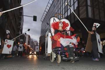 La Cabalgata del Carnaval llena de mascaritas las calles de la capital (Foto TA y Acfi Press)