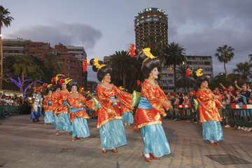 La Cabalgata del Carnaval llena de mascaritas las calles de la capital (Foto TA y Acfi Press)