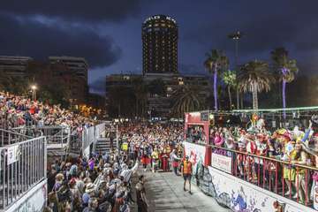 La Cabalgata del Carnaval llena de mascaritas las calles de la capital (Foto TA y Acfi Press)