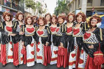 La Cabalgata del Carnaval llena de mascaritas las calles de la capital (Foto TA y Acfi Press)