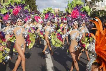 La Cabalgata del Carnaval llena de mascaritas las calles de la capital (Foto TA y Acfi Press)