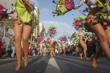 La Cabalgata del Carnaval llena de mascaritas las calles de la capital (Foto TA y Acfi Press)