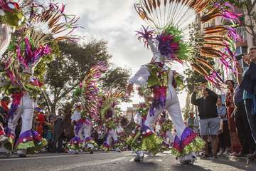 La Cabalgata del Carnaval llena de mascaritas las calles de la capital (Foto TA y Acfi Press)