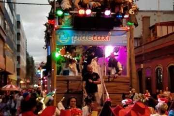 La Cabalgata del Carnaval llena de mascaritas las calles de la capital (Foto TA y Acfi Press)
