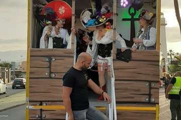 La Cabalgata del Carnaval llena de mascaritas las calles de la capital (Foto TA y Acfi Press)