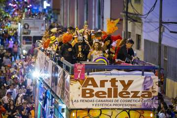 La Cabalgata del Carnaval llena de mascaritas las calles de la capital (Foto TA y Acfi Press)