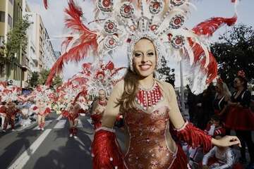 La Cabalgata del Carnaval llena de mascaritas las calles de la capital (Foto TA y Acfi Press)