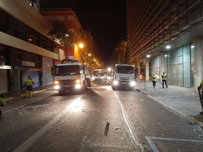 Servicio de limpieza actuando anoche en una calle de la capital grancanaria (Foto TA)