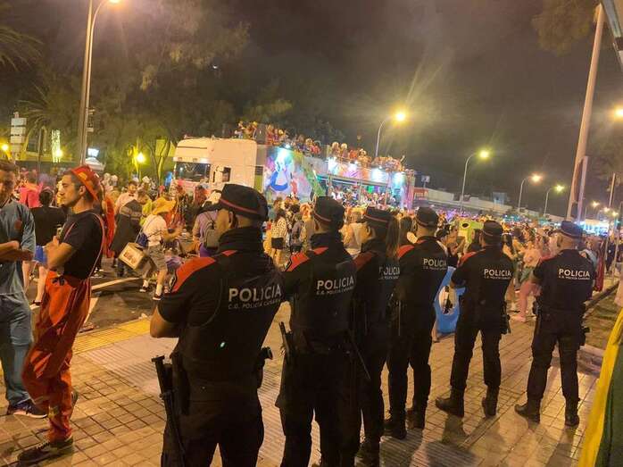 Efectivos policiales durante la Cabalgata (Foto TA)