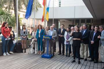  El Cabildo iza la bandera feminista (Foto TA)
