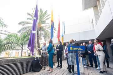  El Cabildo iza la bandera feminista (Foto TA)