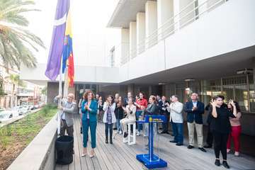  El Cabildo iza la bandera feminista (Foto TA)