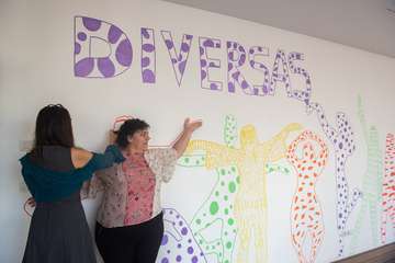  El Cabildo iza la bandera feminista (Foto TA)