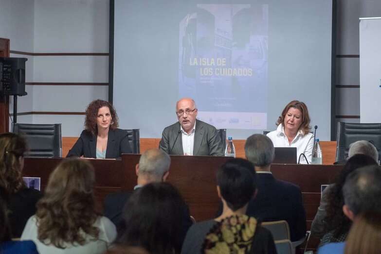 Antonio Morales inauguró hoy las jornadas â€˜La isla de los cuidadosâ€™ para debatir sobre las diferencias de hombres y mujeres en el uso del transporte (Foto TA)
