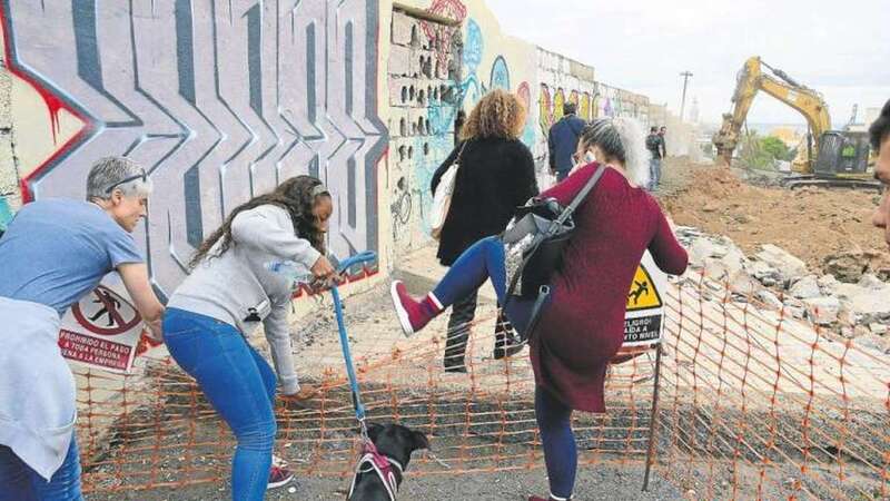 Los vecinos de Nueva Isleta entran en las obras del parque el pasado mes de mayo (Foto Canarias7 / Cober)
